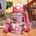 Roze plastic kinderfles met berenmotief, rietje en draagriem voor school en buiten - 650ml / Roze