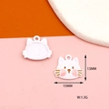 Vue macro du pendentif chat blanc mat de 15mm x 13mm avec dos à grille antidérapant - Petit chat mignon