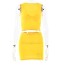 Detalle de conjunto de dos piezas de punto amarillo con top sin mangas y minifalda - L / Amarillo