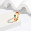 Anello d'oro chic con pietre preziose rettangolari multicolori su supporto bianco - US 6 / Oro