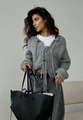 Détail du cardigan gris en maille avec lien à nouer et texture de laine douce - S / Gris