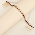 Detail eines goldenen Haarkamms mit roten Steinen und Strass auf beige-farbenem Sockel - Gold Dunkelrot Strass Haarkette (HS-J5897GP)