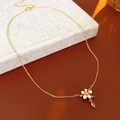 Elegante collana placcata oro con fiore in smalto bianco e ciondolo a goccia di perla - Collana - Oro - Rosa