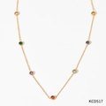 Détail du collier doré orné de pierres multicolores et de maillons de chaîne fins - Or avec Zirconium Coloré