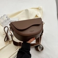 Dettaglio borsa a sella marrone vintage con doppia tracolla in jacquard e PU lucido - Marrone