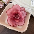Pince à cheveux camélia en organza rose foncé élégante avec bords vintage dans un plateau - Pince à Bec de Canard Rose Vintage en Tulle (157#) / Rouge