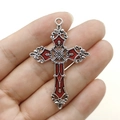 Ciondolo a croce vintage in argento traforato con smalto rosso e motivi floreali fini - Croce in Smalto Rosso (Piatta)