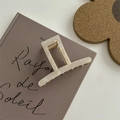 Pinza per capelli quadrata con motivo marmorizzato crema appoggiata su un libro - Pinza in Lega a T con Base Oro