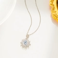 Zilveren sneeuwvlok hanger ketting met heldere zirkonia kristallen op wit - Zonnebloem Stijl (878) / Zilver