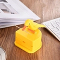 Dispenser stuzzicadenti a forma di uccellino giallo in un ambiente accogliente - Uccello Giallo Base Gialla