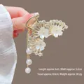 Vue détaillée de la pince à cheveux lotus blanc avec glands en perles et dimensions - M38 Fleur Blanche en Forme d'Éventail