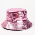 Detailansicht eines glänzenden Fischerhuts aus metallischem rosa Kunstleder in Lackoptik - Einheitsgröße / Rosa (Schwarze Rückseite)