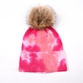 Détail du bonnet en tricot tie-dye rose avec pompon en fausse fourrure et texture - Tie-Dye Rose Bonbon
