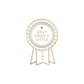 Spilla smaltata a forma di medaglia bianco e oro con scritta 'Only Cried A Little' - Stile Medaglia che Piange (XZ2800)