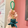 Llavero de oso de punto verde oscuro con anillo dorado y correa de cuero a juego - Verde