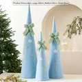 Tre coni di Natale in tessuto blu con fiocchi di neve bianchi, misure 105cm, 95cm, 65cm - Set da 3 Pezzi (105/95/65cm) / Set Ornamenti a Cono Blu Cielo