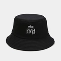 Dettaglio del ricamo bianco be Kind e cuore su un cappello a secchiello in tela nera cucita - M (56-58cm) / Nero