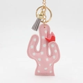 Détail du porte-clés cactus en cuir PU rose avec anneau doré et gland gris décoratif - Cactus Rose