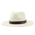 Détail d'un chapeau de paille ivoire avec bande en cuir marron et trois clous dorés - Blanc Lait