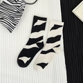 Asymmetrische Zebra-Socken in Schwarz-Weiß aus Baumwollmischung für einen modernen Look - Einheitsgröße / Schwarz-weiße Streifen