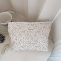 Detalle de neceser de algodón acolchado con estampado floral y costuras de diamante - Blanco con flores rosas y hojas verdes
