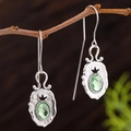Pendientes vintage de gancho con gemas verdes óvalas y relieves de flores de plata - Verde claro