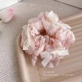 Dettaglio scrunchie in organza rosa con fiocchi bianchi su vassoio e tulipano - Rosa Organza Fiocco