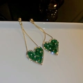 Longues boucles d'oreilles dorées avec cristaux en forme de cœur vert émeraude et diamants - Boucles d'Oreilles Coeur en Cristal et Strass