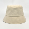 Detalle de gorro de pana beige que muestra la textura detallada de la tela de rayas - M (56-58cm) / Beige