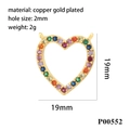 Dettaglio macro di un ciondolo a cuore in rame placcato oro con pietre di zirconia colorate - Cuore in Zircone Colorato (P00552)