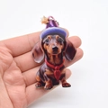 Détail d'un pendentif en acrylique teckel avec chapeau de sorcier et nœud papillon en main - 3# Chien au chapeau violet