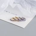 Détails de boucles d'oreilles créoles en argent et or avec zircons violets carrés - Style Plqué Or avec Zircon Violet