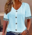 Camiseta azul claro para mujer con cuello en V, detalles de encaje calado y botones - S / Azul Cielo
