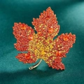 Vintage Ahornblatt-Brosche mit rot-gelbem Strass-Farbverlauf auf Goldbasis - Orangerotes Ahornblatt