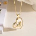 Collana a cuore placcata oro con zirconi e intarsio in conchiglia su sfondo sfocato - Cuore d'Oro MOM Stile B