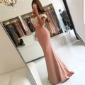 Elegantes schulterfreies Spitzen-Meerjungfrau-Abendkleid mit floralem Oberteil und rosa Rock - US Größe 2 (S) / Rosa Spleißen
