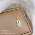 Detail van Hamsa-handhanger met boze oog en kristallen aan een vergulde ketting - Gouden Hand van Fatima (H348)