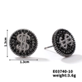 Vue détaillée d'une boucle d'oreille dollar noir fusil sertie de zircons noirs - Signe du Dollar(E03740-10) / 【caractéristiques Du Produit】cette Boucle D'oreille Originale Arbore Un Motif De Dollar. De Couleur Noire Anthracite Elle Est Ornée De Strass Noirs Ou De Zircons Pour Un Style Hip-hop Urbain Affirmé. D'après L'image Elle Mesure 13 Cm De Diamètre Pèse 36 G Et Porte La Référence E03740-10.