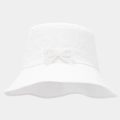 Dettaglio cappello alla pescatora bianco con nastro e fiocco di perle decorative - Bianco