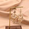 Boucles d'oreilles élégantes en perles naturelles avec tissage doré sur support bois - Petites boucles d'oreilles créoles en perles