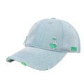 Détail de casquette vintage en jean bleu avec déchirures usées et broderie 1999 verte - Réglable (55-60cm) / Broderie Verte/Denim Bleu Clair