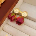 Detail von Vintage-Ohrringen mit goldenen Münzgepräge und realistischen roten Rosenknospen - 1# Rote Rose Münze Ohrhänger / Rot/Gold