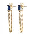 Dettaglio di orecchini a catena dorata con zircone blu rettangolare e doppie nappe - Blu