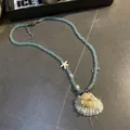 Detalle de collar temático oceánico con cuentas azul claro, conchas y estrellas blancas - Estilo de Lazo con Cuentas Azul Claro / 4# Collar-Azul-Blanco