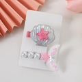 Detalle de pinzas de sirena y concha con perlas y purpurina rosa para niñas pequeñas - Juego blanco