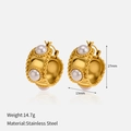 Dettaglio orecchini a cerchio dorati in acciaio inossidabile con perle bianche e misure da 27mm - Orecchini a Cerchio Spessi con Perla Dorata (YHTSE-2501309)
