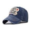 Detalle de gorra de béisbol en denim desgastado con bordado DOG vibes only y parches - Ajustable / Azul marino