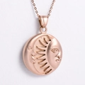 Dettaglio del pendente circolare in oro rosa con rilievo sole e luna in stile vintage - Oro Rosa (con catena da 450x1,5 mm)