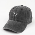 Dettaglio del ricamo bianco 77 su tessuto di cotone grigio scuro lavato del berretto da baseball - Regolabile / Nero