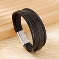 Primo piano del bracciale da uomo in pelle intrecciata marrone con chiusura magnetica - Nero